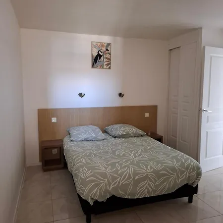 3 Pieces, Proche Et *